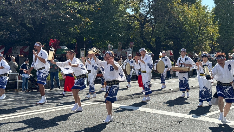 At the Kunitachi City Festival, Haoyan experienced the quiet town come alive with street performances and parades, marked by a strong sense of community spirit.